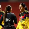 Scarlett Camberos reclama por su expulsión en el partido entre América Femenil y Tijuana.