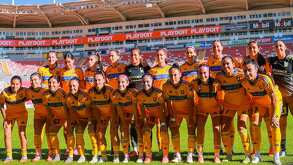 Plantilla completa de Tigres femenil durante la jornada 1 del Clausura 2026 en el estadio Victoria del Necaxa.