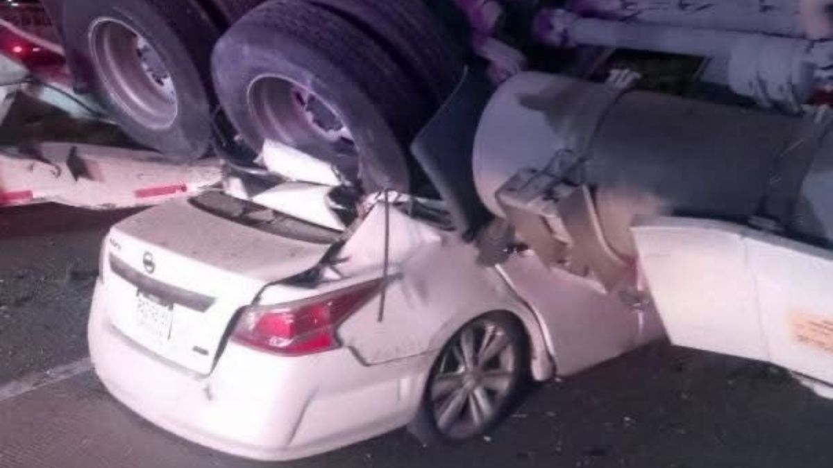 Un vehículo terminó aplastado bajo un tractocamión en el Arco Norte, a la altura de Tlaxcala.