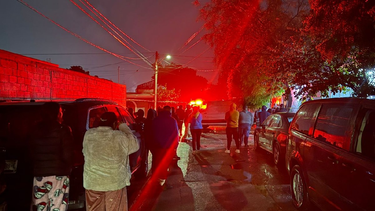 colonia las luisas de noche, bomberos y autoridades tras atender un incendio donde murió una persona.