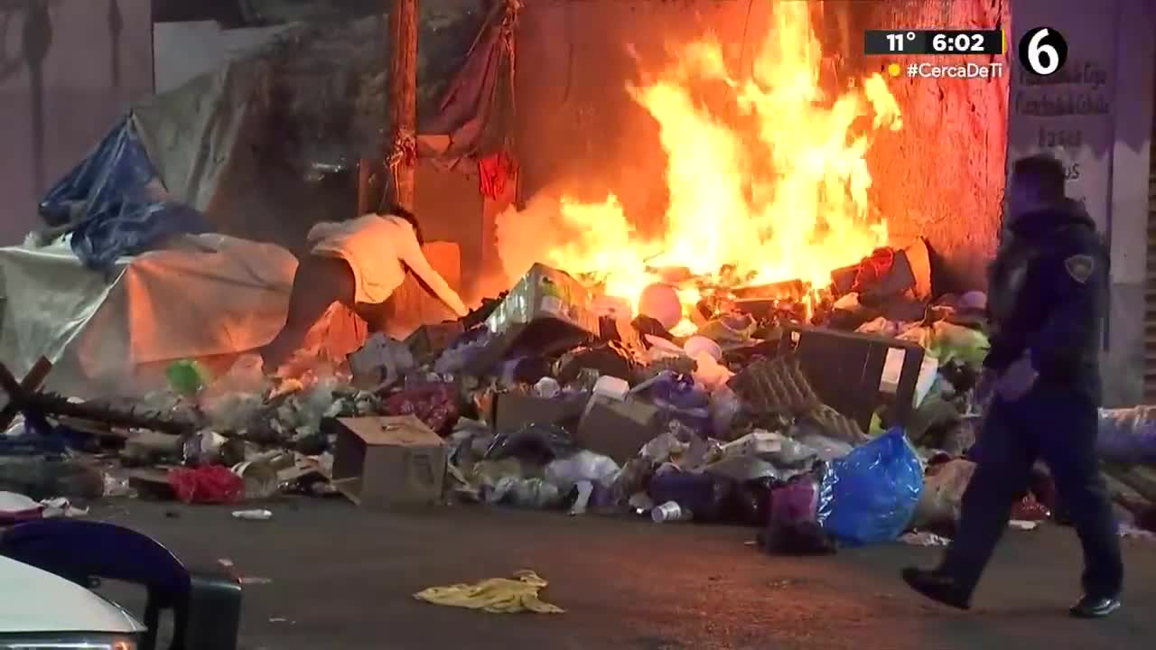 El siniestro ocurrió entre las calles de Jesús Carranza y Rivero. Bomberos llegaron a la zona a apagar las llamas.