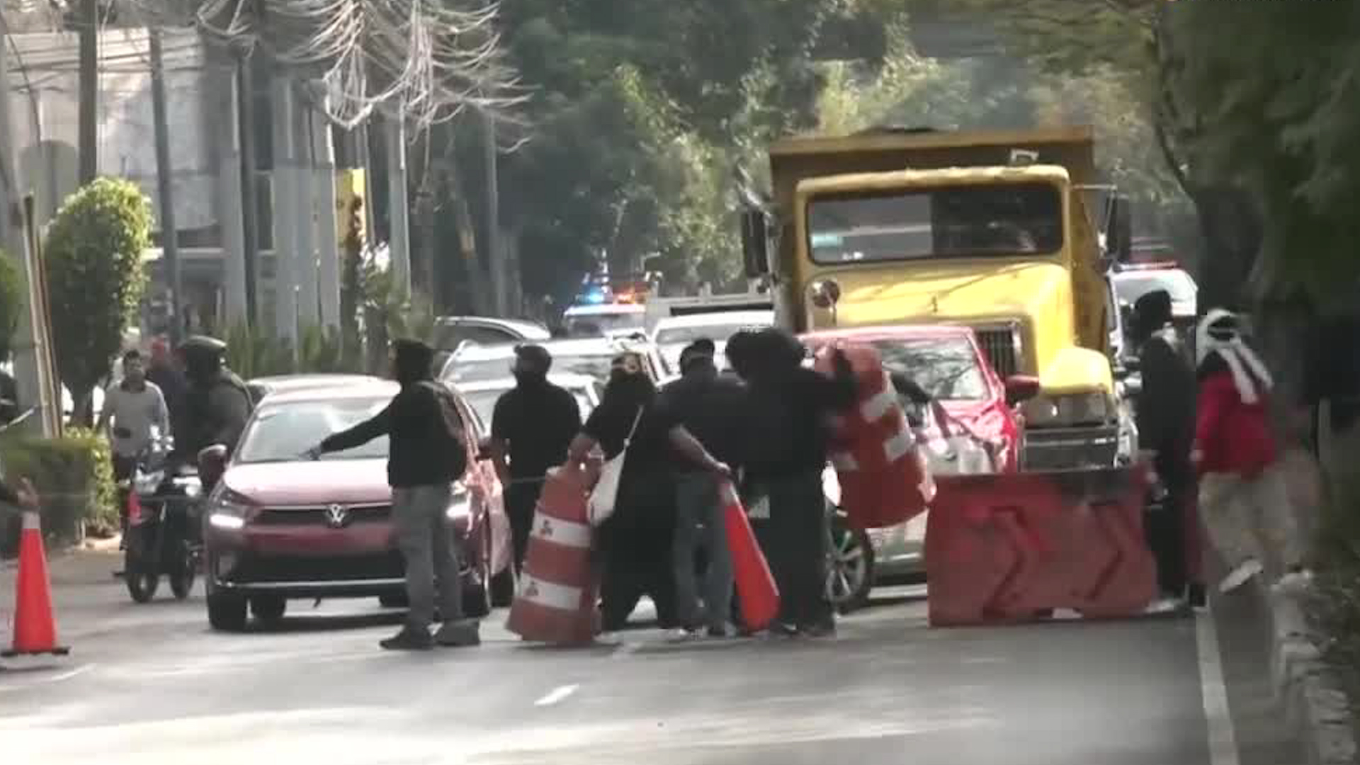 Los manifestantes solo permitieron el paso de motocicletas y vehículos de emergencia.