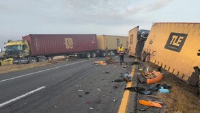 Un accidente en la Autopista del Occidente, a la altura de Maravatío, Michoacán, dejó nueve personas lesionadas tras un choque entre tráileres y una patrulla de