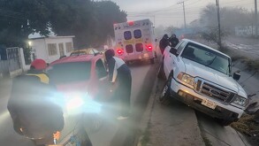 Camioneta siendo sacada de un canal de riego en Matamoros, Coahuila, luego de que su conductor dormitara.