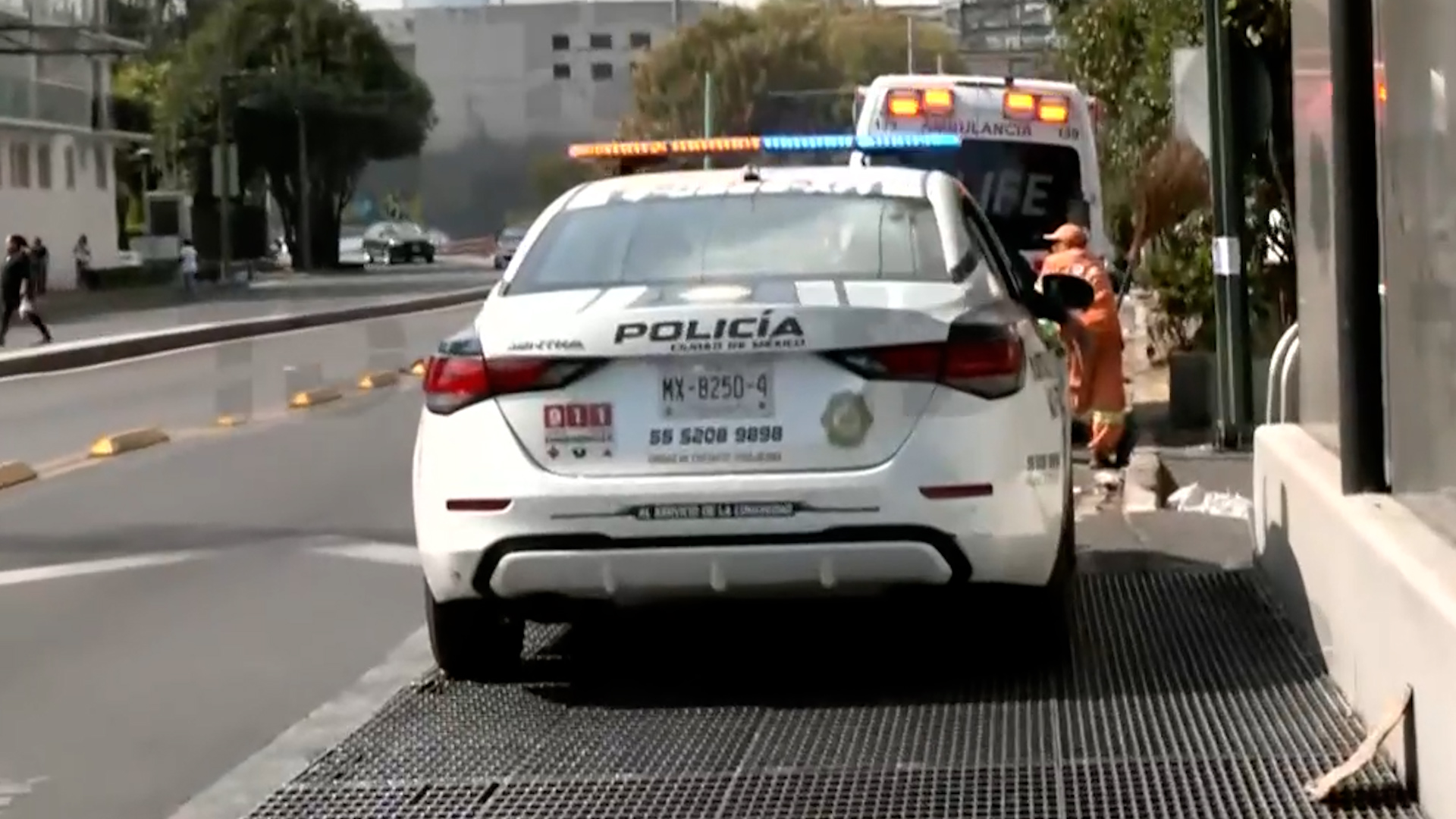 Accidente en la Colonia Sineo: Una mujer de 50 años fue arrollada por una camioneta de carga. Servicios de emergencia laboran en el sitio.