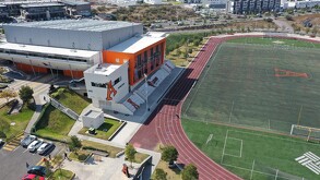 La Anáhuac Querétaro destaca por su modelo de formación integral, convenios internacionales, bolsa de trabajo y vinculación con empresas nacionales.