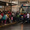 Parada de Autobús en Bolivia con mucha gente