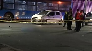 Autoridades analizan las cámaras de videovigilancia del puente que conecta con la T2 del AICM para esclarecer las causas por las que el motociclista cayó.