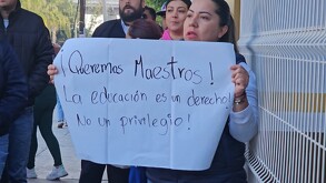 Padres de familia denuncian falta de docentes en la primaria Antonio Caso de Guadalajara.