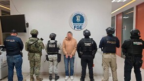 Un hombre esposado aparece de frente, flanqueado por agentes de la Fiscalía de Michoacán, Guardia Nacional y Guardia Civil bajo el logo de la FGE.