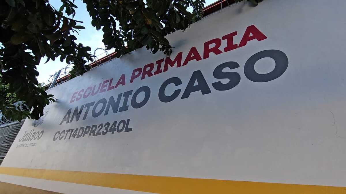 Padres de familia denuncian falta de docentes en la primaria Antonio Caso de Guadalajara.