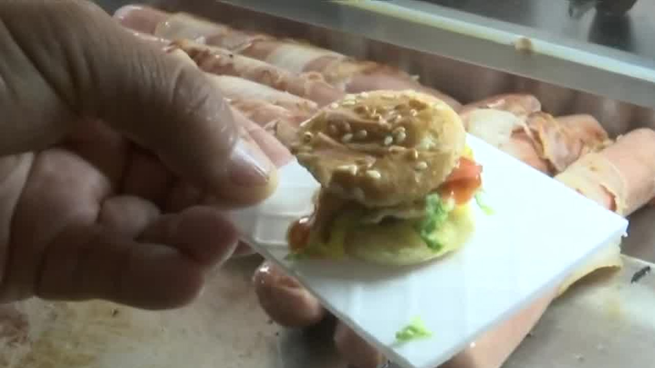 Visitantes de la Feria Estatal de León aseguran haber encontrado la “hamburguesa más pequeña del mundo