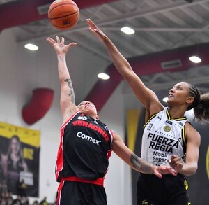 Fuerza Regia Femenil durante un partido de la LNBP 2025.