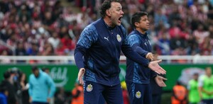Gabriel Milito, director técnico de Chivas, reclamando una acción durante el encuentro de Cuartos de Final contra Cruz Azul.