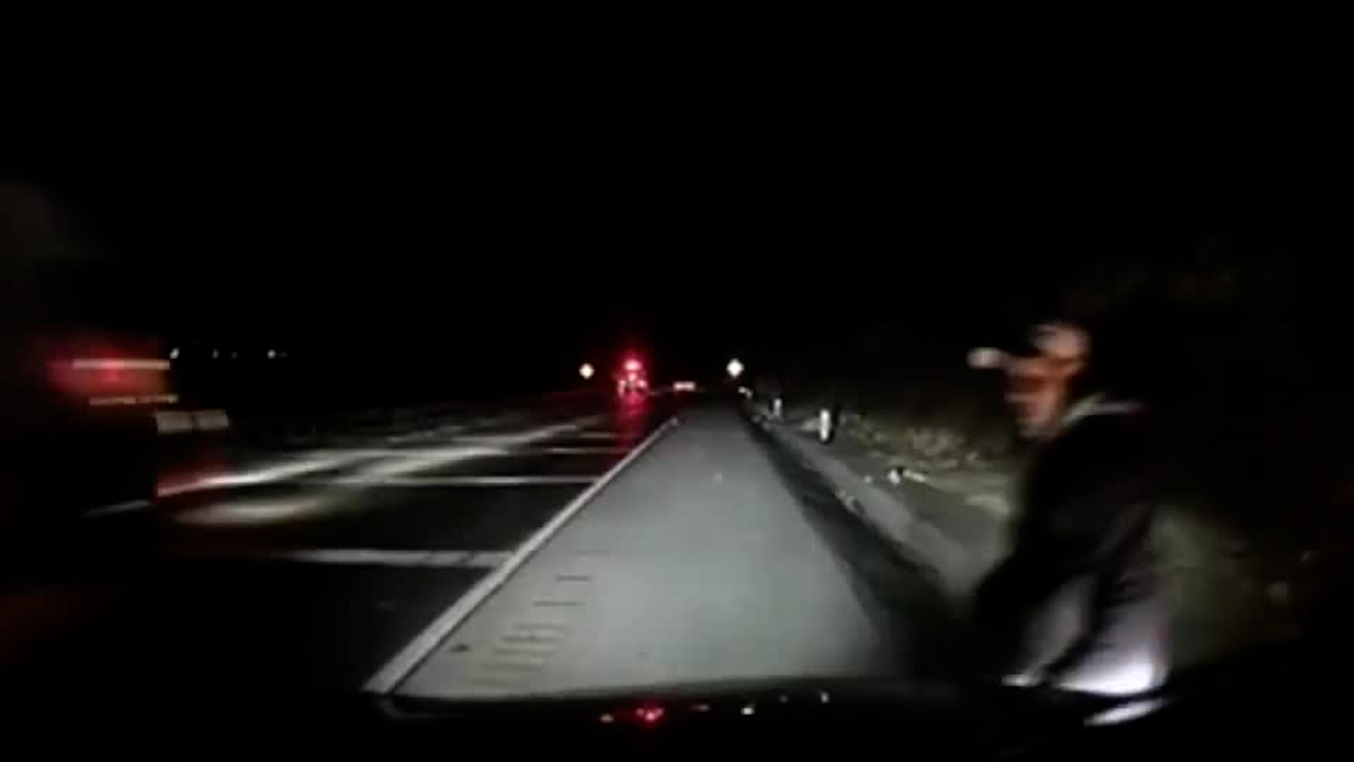 Un video muestra a los delincuentes cuando amenazaron a una familia para despojarlos de sus pertenencias.