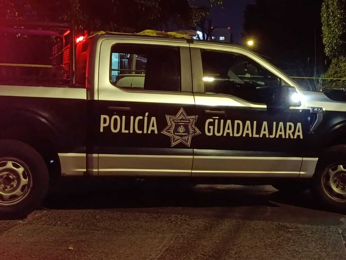 Hombre es sorprendido orinando en la vía pública y le encuentran un arma de fuego en Guadalajara