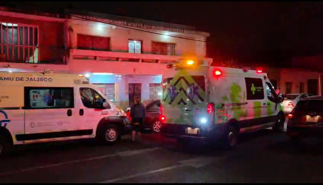 Hombre queda grave tras caer de segundo piso en Guadalajara