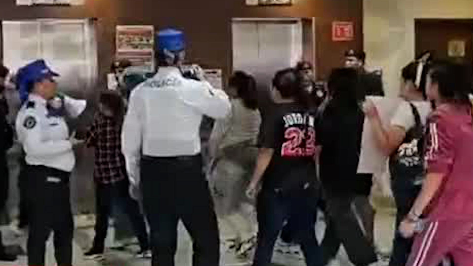 Manifestantes bloquearon el acceso a personas que tenían que hacer tramites en el lugar.