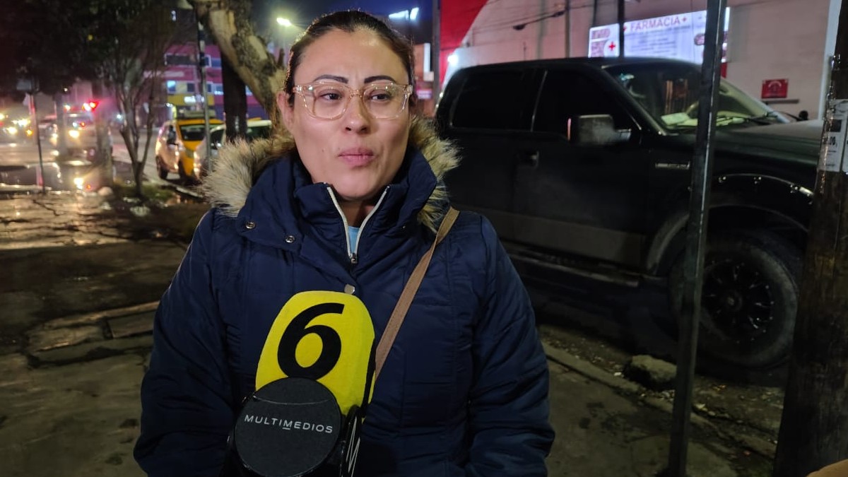 Mujer con chamarra azul y micrófono amarillo
