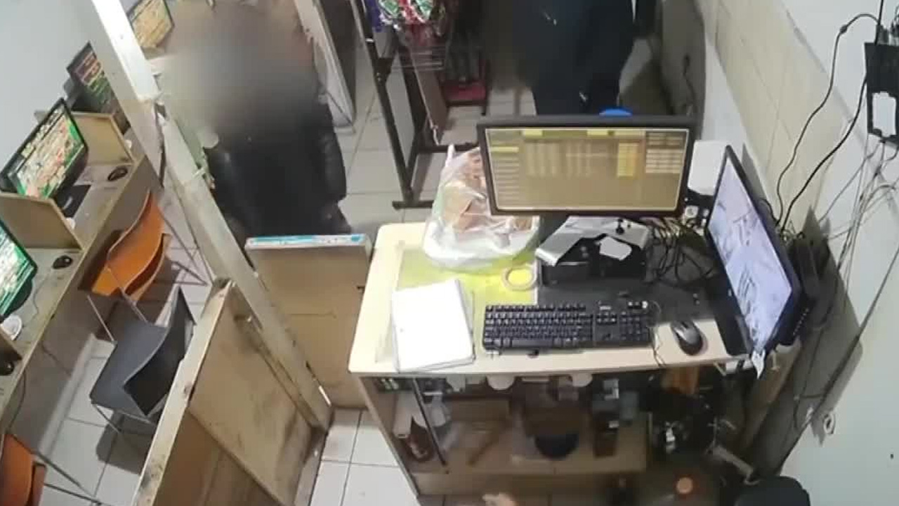 Un joven asesinó a balazos a un hombre dentro de un negocio de abarrotes con minicasinos en Tijuana.