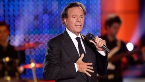 La Justicia en España investiga las denuncias de abuso sexual de dos mujeres contra el cantante Julio Iglesias.