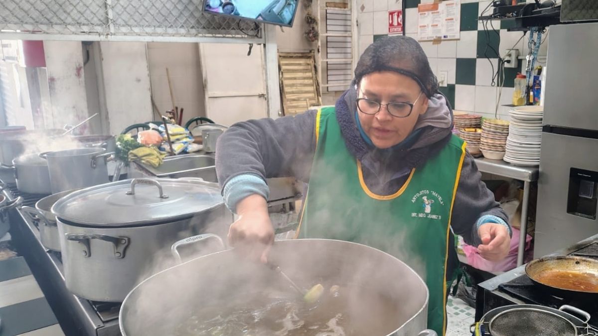 Vendedora de caldos en el Mercado Juárez de Torreón