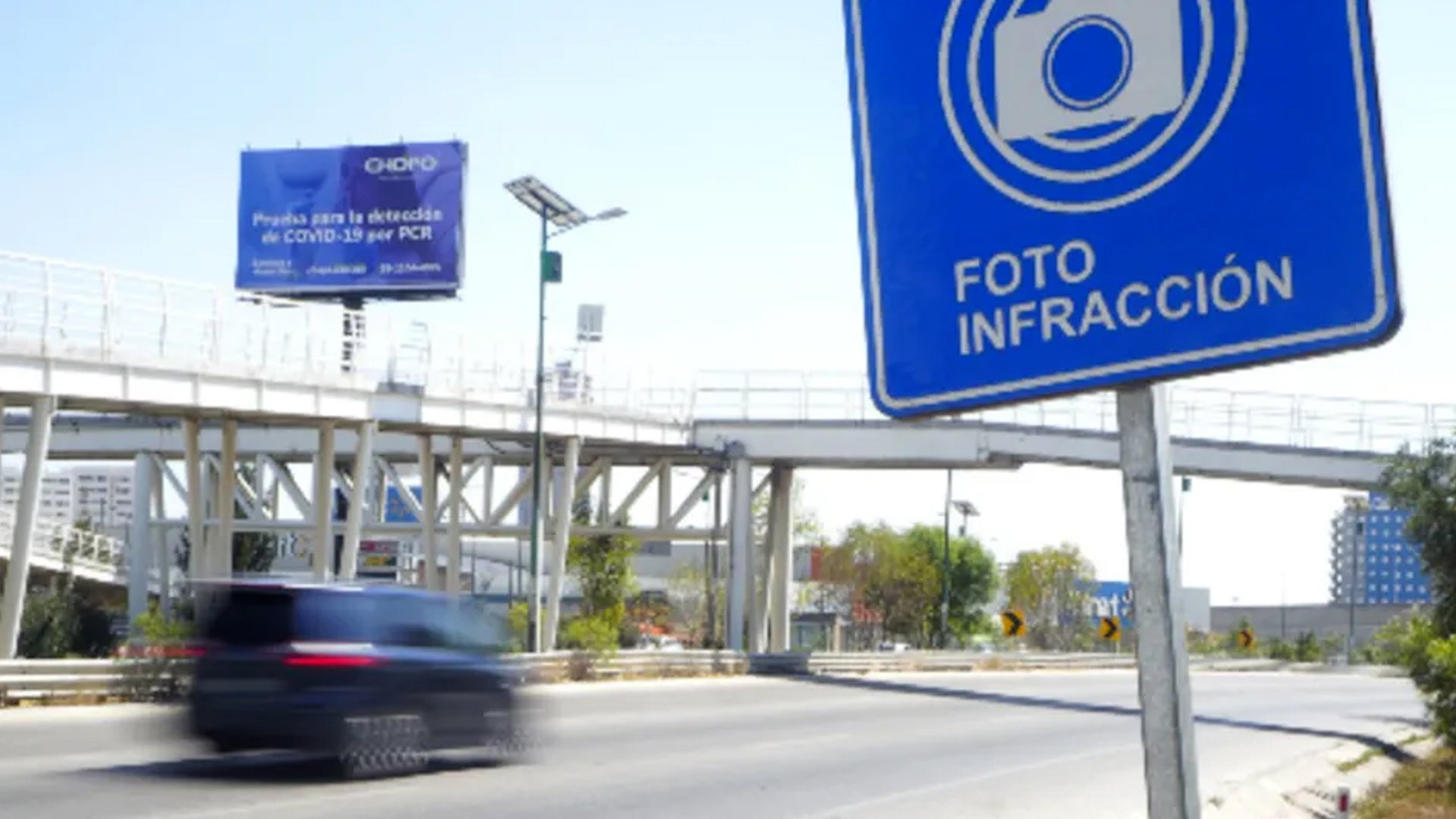 Se han reportado múltiples accidentes viales a causa de conductores que invaden el carril confinado del Mexibús.