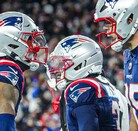 Jugadores de los Patriotas durante su juego de Ronda de Comodines contra los Chargers.