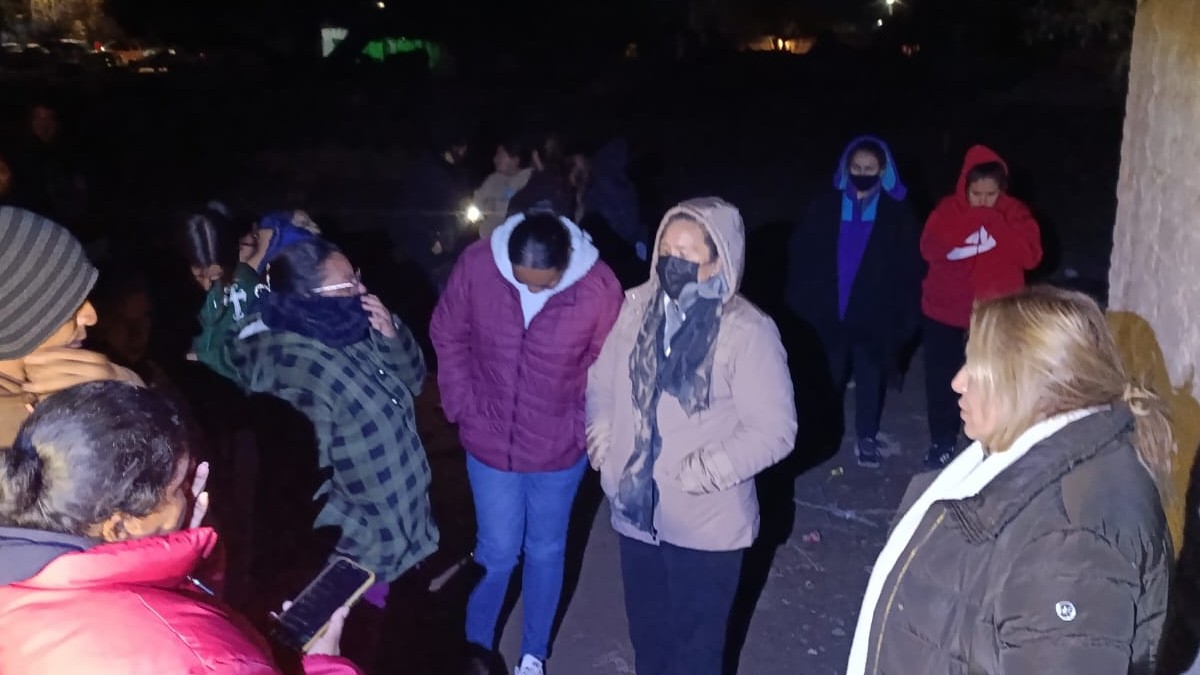 personas con frío al exterior.