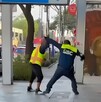 Policía de tránsito peleando con un hombre afuera del Metro San Antonio Abad.