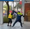Policía de tránsito peleando con un hombre afuera del Metro San Antonio Abad.