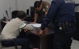 Hombre sentado y un escritorio