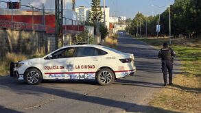 Patrulla de la policía municipal de Puebla resguarda una zona tras el hallazgo de un cadáver.