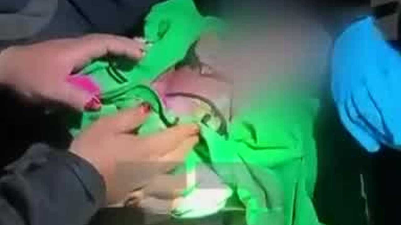 Elementos de la Policía Municipal de Nezahualcóyotl auxiliaron a una mujer que entró en labor de parto gemelar en la colonia Juárez Pantitlán.