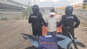 Dos oficiales del grupo 