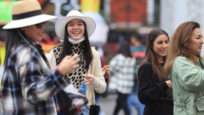 Turistas paseando por el zócalo de la ciudad de Puebla.