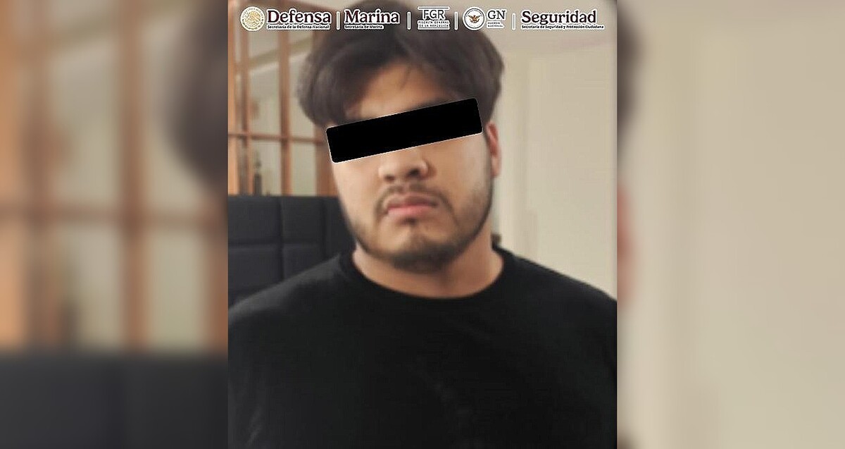 Hombre identificado como José Gabriel Soto Martínez, alias ‘El Uber’ con los ojos censurados con un recuadro negro durante su detención