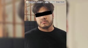 Hombre identificado como José Gabriel Soto Martínez, alias ‘El Uber’ con los ojos censurados con un recuadro negro durante su detención