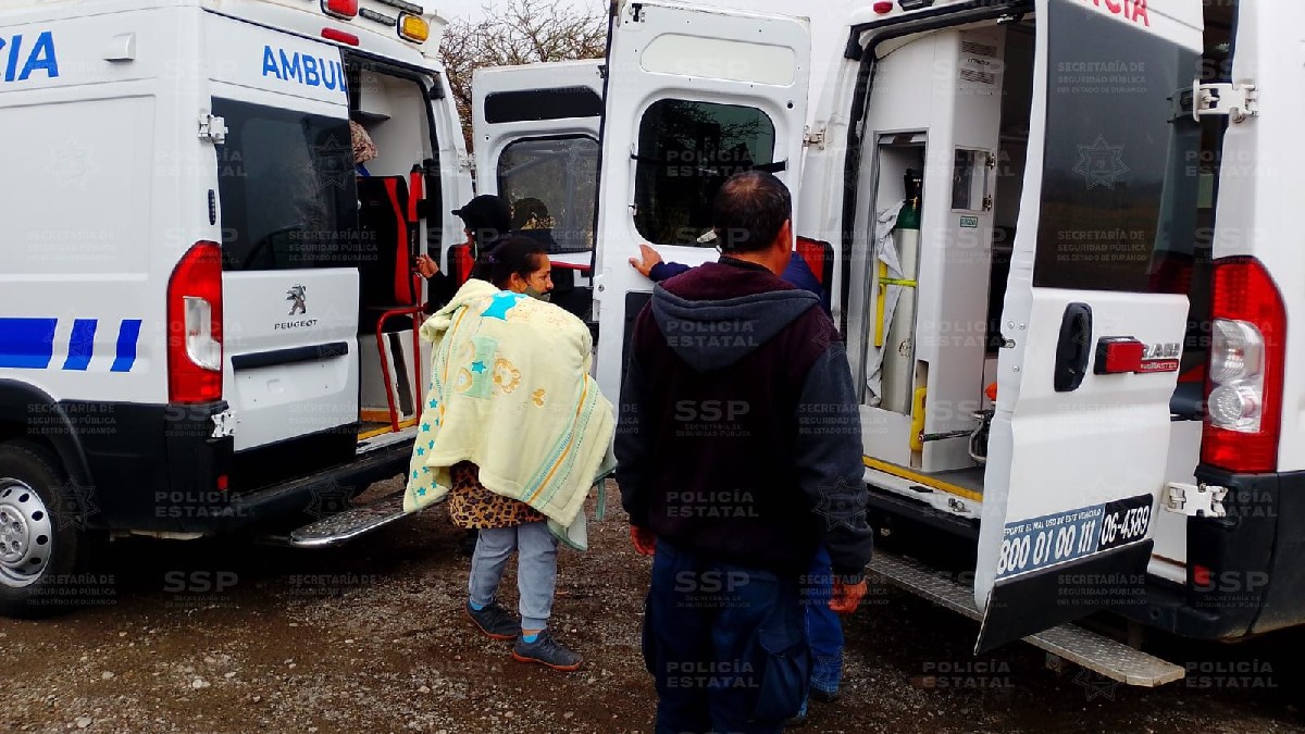 Ambulancias haciendo intercambio de pacientes tras falla mecánica en unidad en Santa Clara.