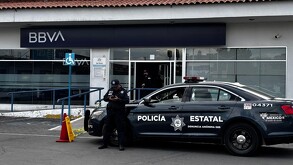 Hombre es asaltado y baleado antes de depositar un millón de pesos en banco de Toluca.