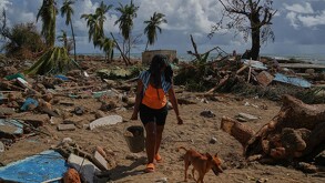 Mujer en medio del desastre ocasionado por el huracán Melissa
