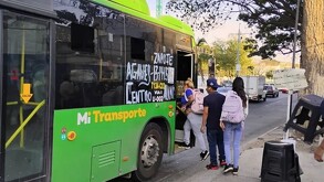 Proceso de acumulación de firmas para el referendum contra el aumento al transporte público.