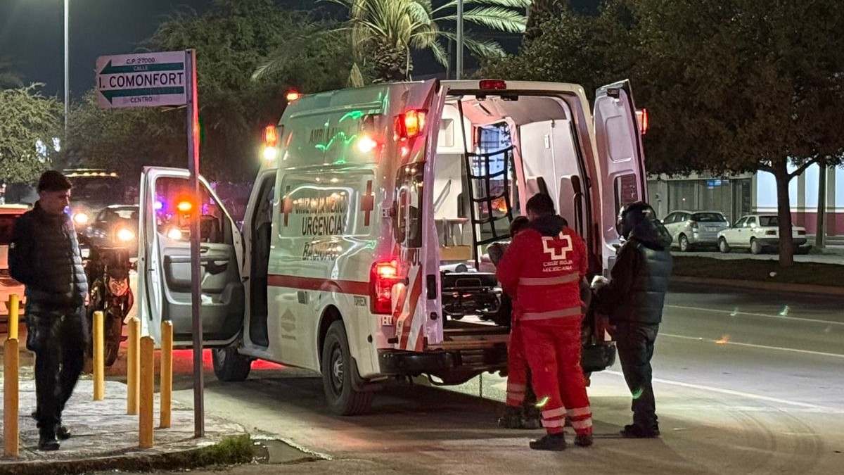 Ambulancia de la Cruz Roja Mexicana en la calle