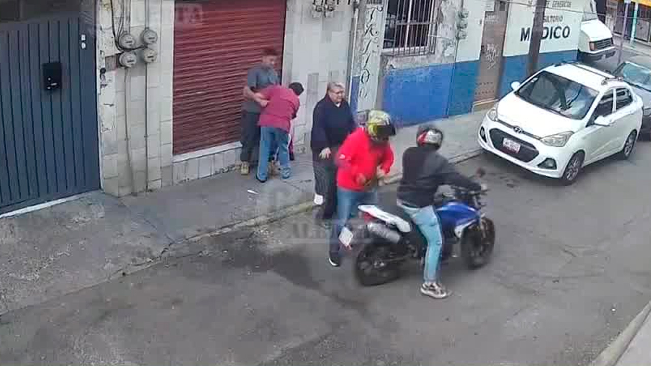 Dos hombres armados que viajaban en motocicleta asaltaron a dos mujeres adultas mayores en la alcaldía Iztacalco y les robaron su pensión.