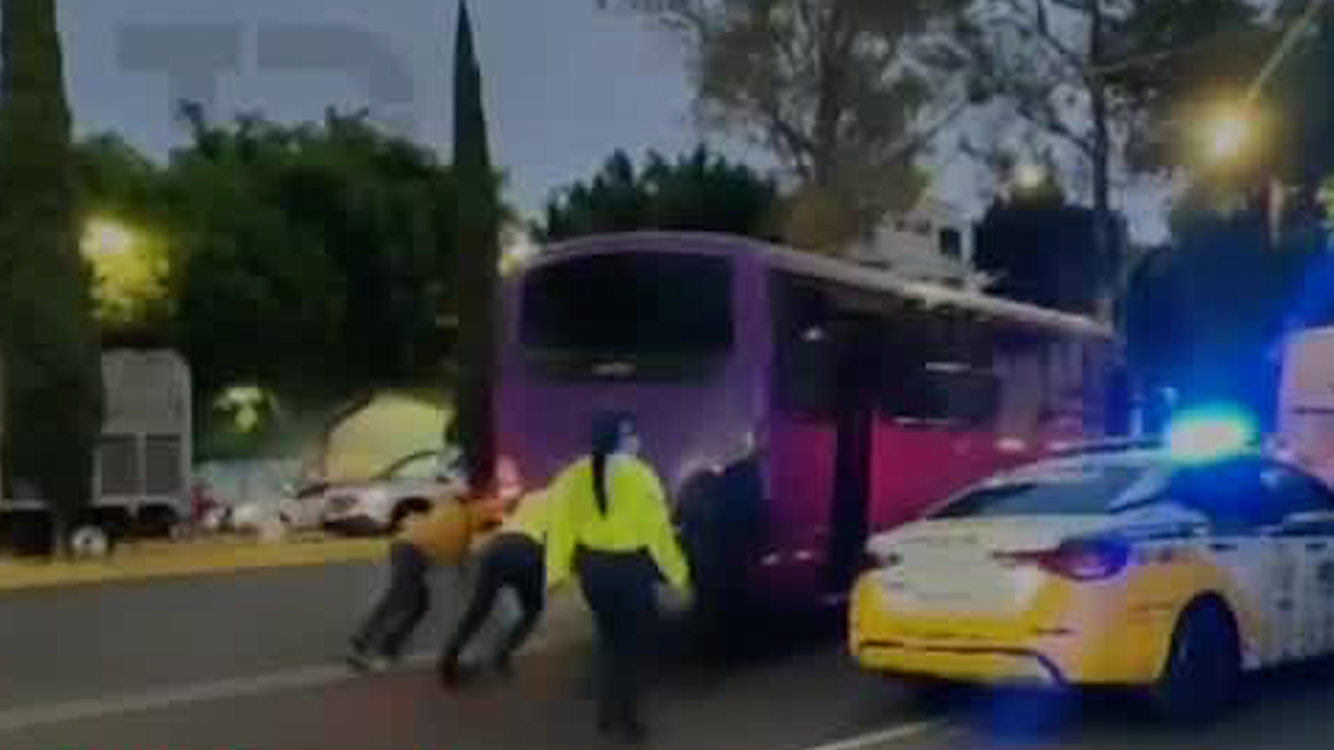 Policía de tránsito ayudó a mover el vehículo para evitar caos vial.