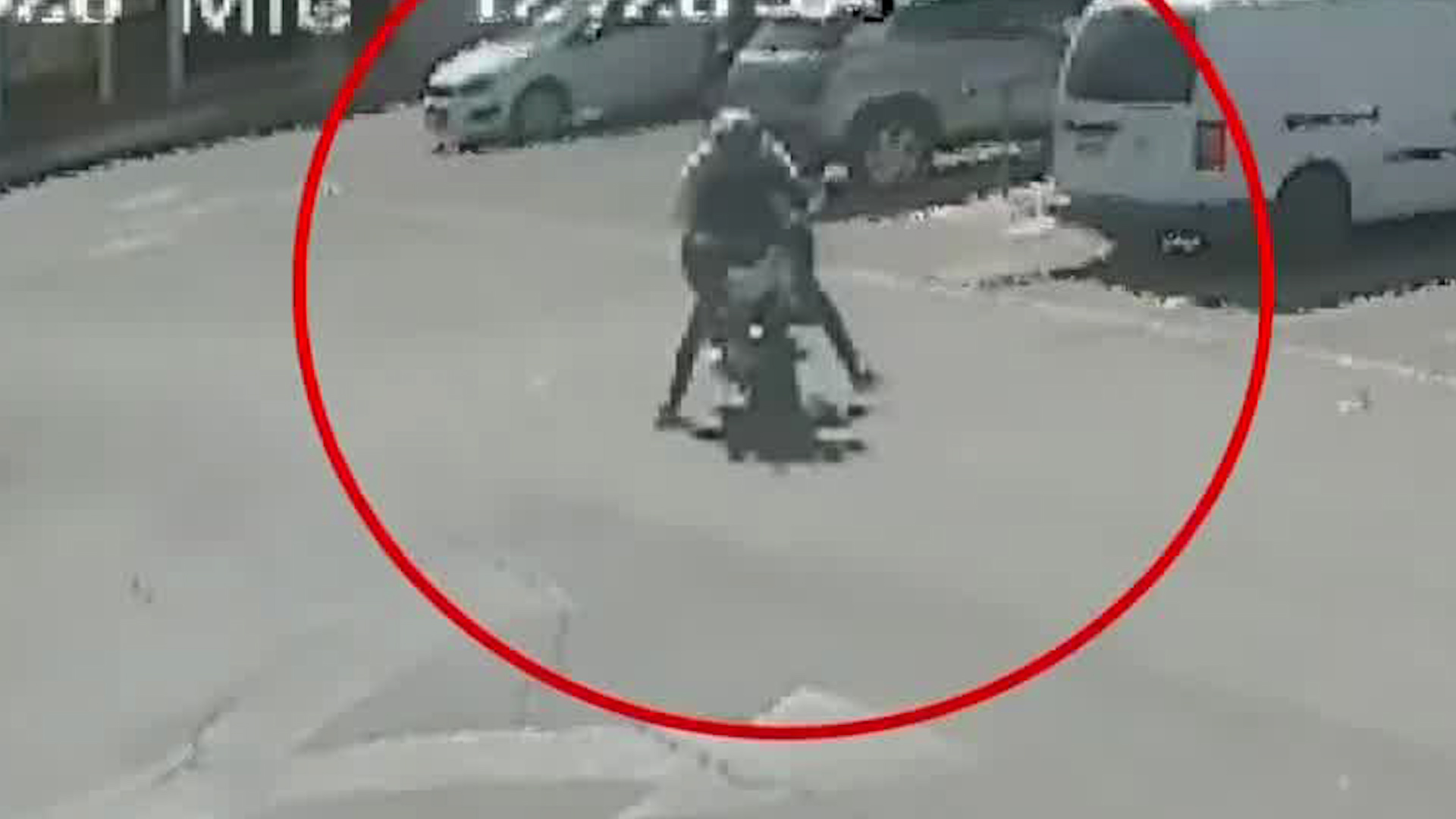 Imágenes muestran el momento en que un par de motociclistas roban a un hombre que cobró una gran cantidad de dinero del banco.