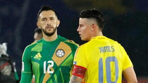 Camilo Vargas junto a James Rodríguez jugando para la Selección de Colombia.