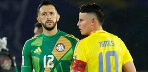 Camilo Vargas junto a James Rodríguez jugando para la Selección de Colombia.