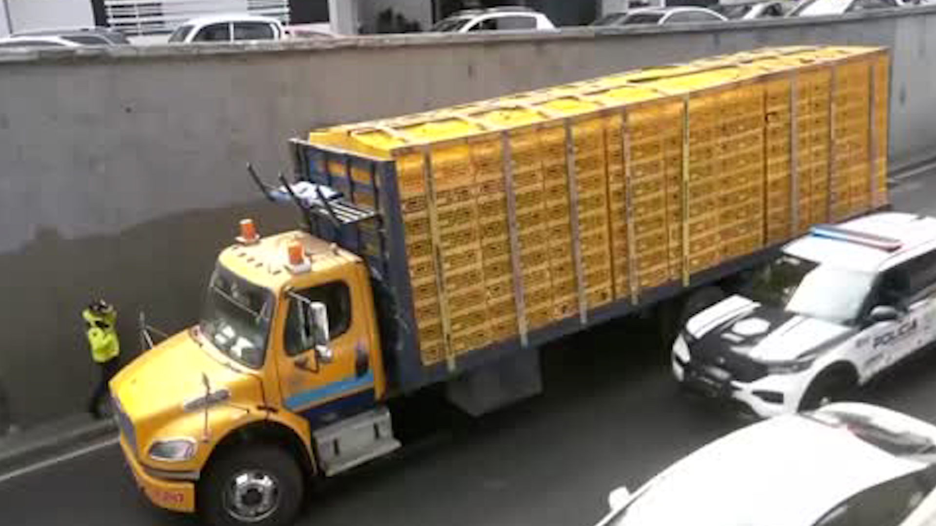 Servicios de emergencia realizan maniobras para remover el camión que obstruye vialidad.