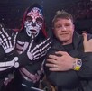 La Parka y el Canelo Álvarez posando frente a la cámara durante Guerra de Titanes 2025.